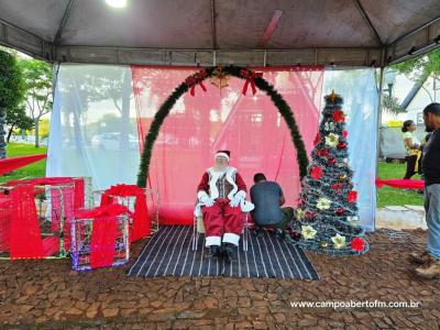 Com praÃ§a lotada papai Noel Ã© recebido em Virmond