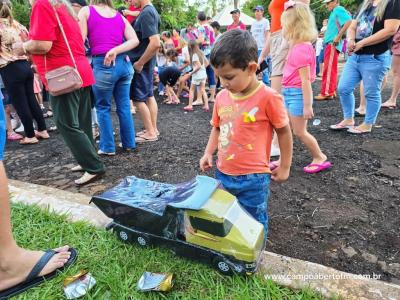 Com praÃ§a lotada papai Noel Ã© recebido em Virmond