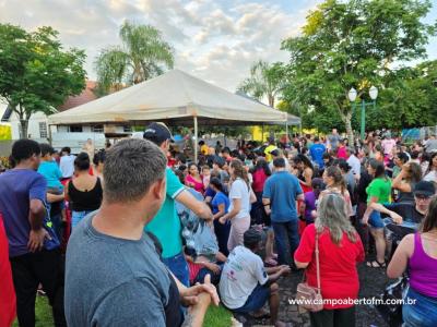 Com praÃ§a lotada papai Noel Ã© recebido em Virmond