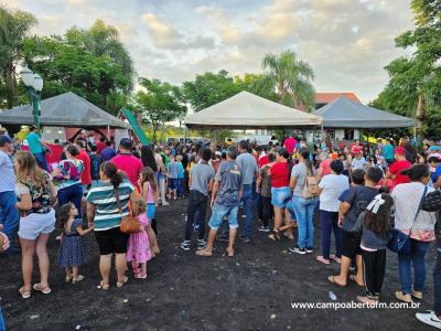 Com praÃ§a lotada papai Noel Ã© recebido em Virmond