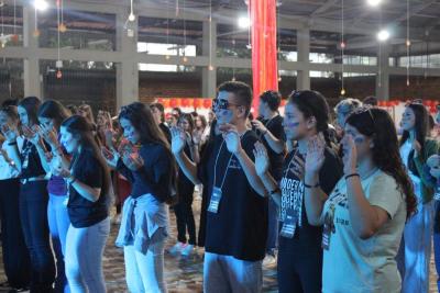 LS: Encontro Highfire reÃºne mais de cem jovens em momento de fÃ© e adoraÃ§Ã£o