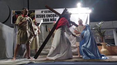 ProcissÃ£o Luminosa reÃºne milhares de fiÃ©is nas ruas de Laranjeiras do Sul