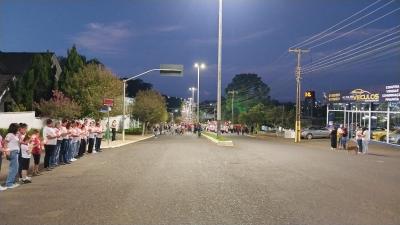 ProcissÃ£o Luminosa reÃºne milhares de fiÃ©is nas ruas de Laranjeiras do Sul