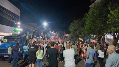 ProcissÃ£o Luminosa reÃºne milhares de fiÃ©is nas ruas de Laranjeiras do Sul