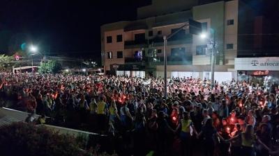 ProcissÃ£o Luminosa reÃºne milhares de fiÃ©is nas ruas de Laranjeiras do Sul