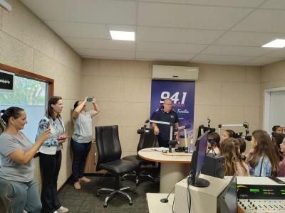 RBI: Alunos do 2º Ano A da Escola Municipal CERBI vivenciam na prática os meios de comunicação com visita à Rádio Campo Aberto FM
