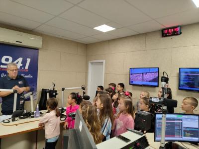 RBI: Alunos do 2º Ano A da Escola Municipal CERBI vivenciam na prática os meios de comunicação com visita à Rádio Campo Aberto FM