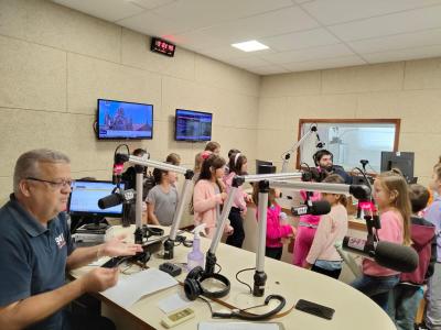 RBI: Alunos do 2º Ano A da Escola Municipal CERBI vivenciam na prática os meios de comunicação com visita à Rádio Campo Aberto FM