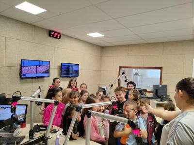 RBI: Alunos do 2º Ano A da Escola Municipal CERBI vivenciam na prática os meios de comunicação com visita à Rádio Campo Aberto FM