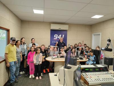 RBI: Alunos do 2º Ano A da Escola Municipal CERBI vivenciam na prática os meios de comunicação com visita à Rádio Campo Aberto FM