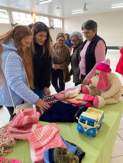 LS: Igreja Metodista entrega mais de 600 peças de tricô para entidades