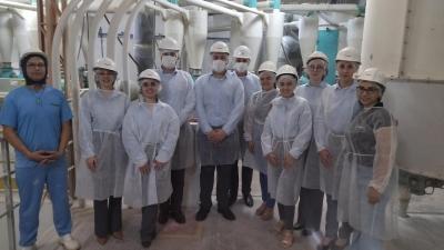 Colaboradores da Cresol Vale das Águas conhecem processo de industrialização do Moinho da Coprossel