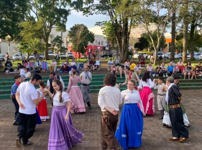 LS: Mateada reúne famílias na praça