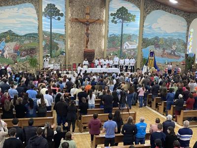 Quinta celebração do domingo reúne fiéis e destaca Missa das Crianças no Santuário de Nossa Senhora Aparecida