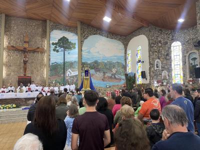 Quinta celebração do domingo reúne fiéis e destaca Missa das Crianças no Santuário de Nossa Senhora Aparecida