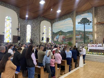 Quinta celebração do domingo reúne fiéis e destaca Missa das Crianças no Santuário de Nossa Senhora Aparecida