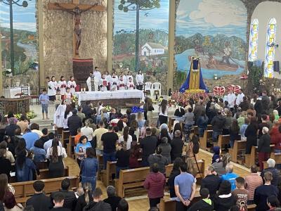 Quinta celebração do domingo reúne fiéis e destaca Missa das Crianças no Santuário de Nossa Senhora Aparecida