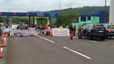 Encerrada a manifestação dos produtores de leite na praça de pedágio de Laranjeiras do Sul