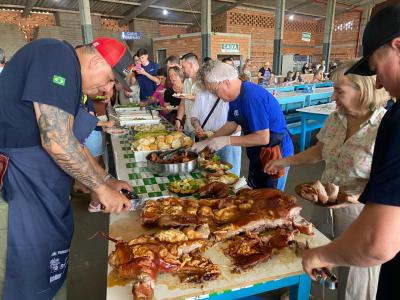 LS: Sucesso o 1º Leitão Fogo de Chão do Rotary