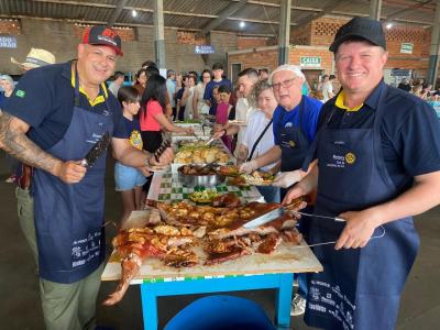 LS: Sucesso o 1º Leitão Fogo de Chão do Rotary
