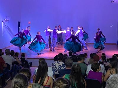 Grupo lituano emociona Virmond com show de danças folclóricas