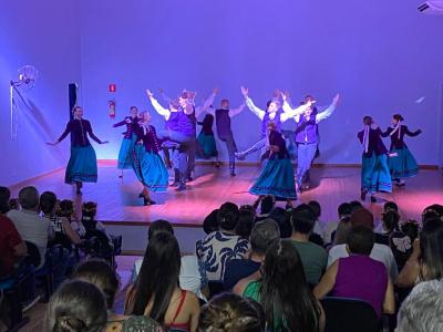 Grupo lituano emociona Virmond com show de danças folclóricas