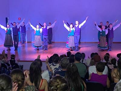 Grupo lituano emociona Virmond com show de danças folclóricas