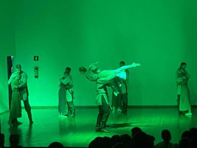 Grupo lituano emociona Virmond com show de danças folclóricas