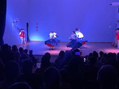 Grupo lituano emociona Virmond com show de danças folclóricas