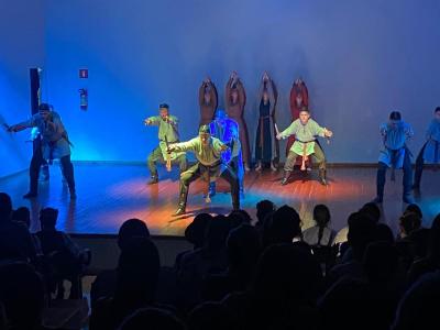Grupo lituano emociona Virmond com show de danças folclóricas