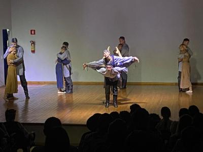 Grupo lituano emociona Virmond com show de danças folclóricas