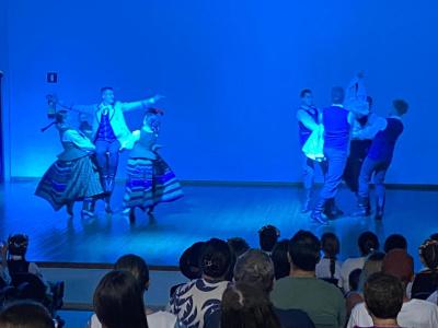 Grupo lituano emociona Virmond com show de danças folclóricas