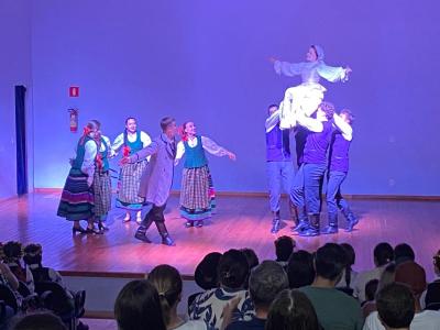 Grupo lituano emociona Virmond com show de danças folclóricas