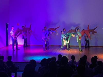 Grupo lituano emociona Virmond com show de danças folclóricas