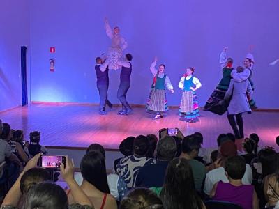 Grupo lituano emociona Virmond com show de danças folclóricas