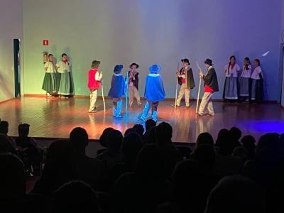 Grupo lituano emociona Virmond com show de danças folclóricas