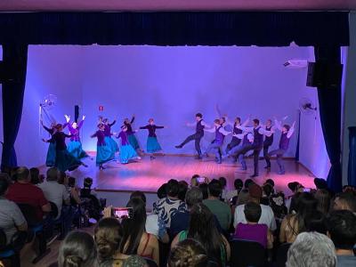 Grupo lituano emociona Virmond com show de danças folclóricas