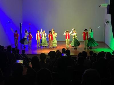 Grupo lituano emociona Virmond com show de danças folclóricas