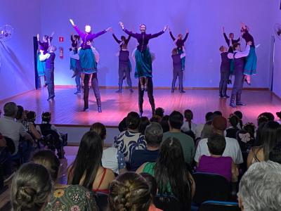 Grupo lituano emociona Virmond com show de danças folclóricas