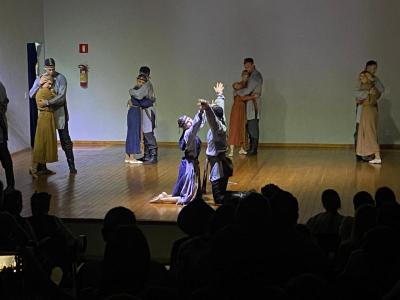 Grupo lituano emociona Virmond com show de danças folclóricas