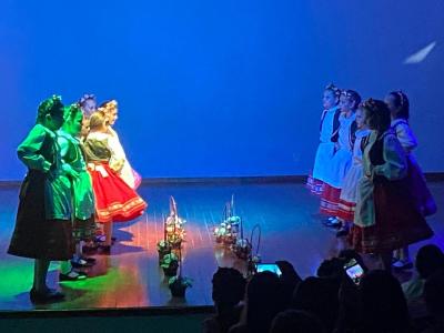 Grupo lituano emociona Virmond com show de danças folclóricas