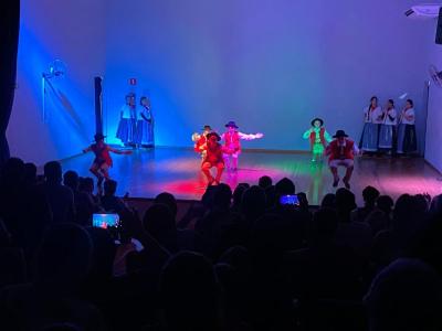 Grupo lituano emociona Virmond com show de danças folclóricas