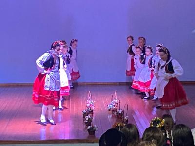 Grupo lituano emociona Virmond com show de danças folclóricas