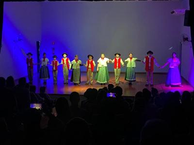 Grupo lituano emociona Virmond com show de danças folclóricas
