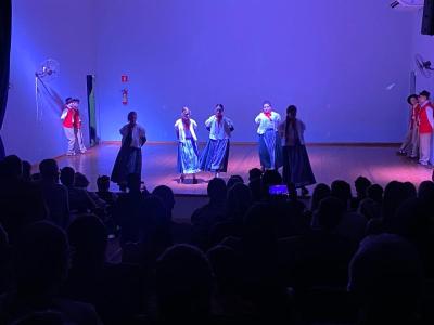 Grupo lituano emociona Virmond com show de danças folclóricas