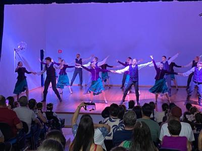 Grupo lituano emociona Virmond com show de danças folclóricas