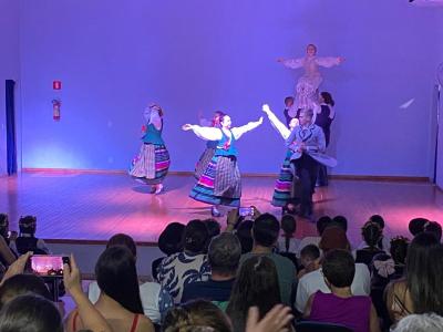 Grupo lituano emociona Virmond com show de danças folclóricas