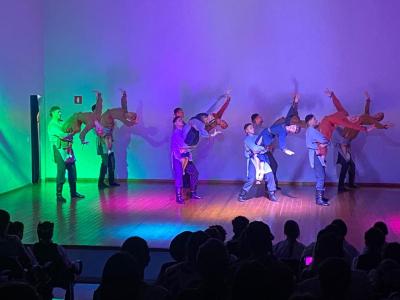 Grupo lituano emociona Virmond com show de danças folclóricas