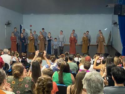 Grupo lituano emociona Virmond com show de danças folclóricas