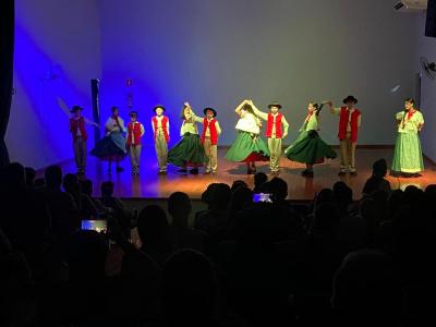 Grupo lituano emociona Virmond com show de danças folclóricas